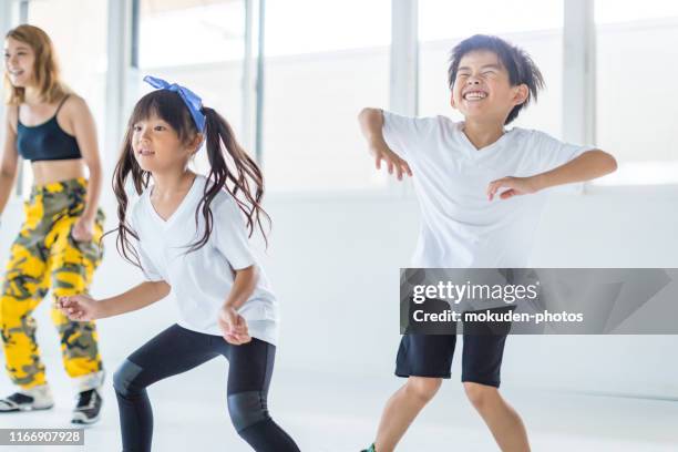 kind danser neemt lessen met jonge leraar in dansstudio - dancers exercising teacher stockfoto's en -beelden
