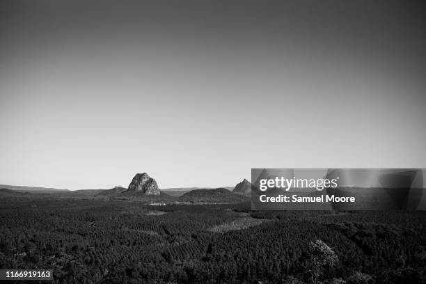 glasshouse mountains - glass house mountains - fotografias e filmes do acervo