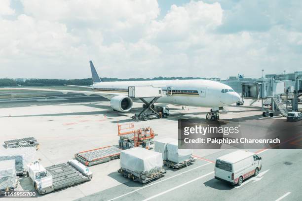 airplane waiting for passenger to boarding in airport. - jet tarmac stock pictures, royalty-free photos & images
