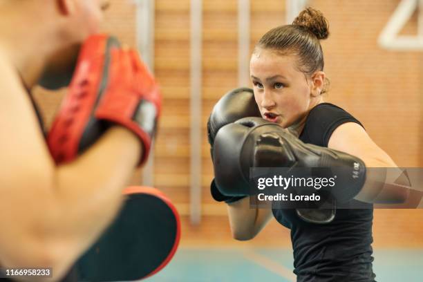 adolescente mujer luchadora y entrenadora en un gimnasio público - kick boxing fotografías e imágenes de stock
