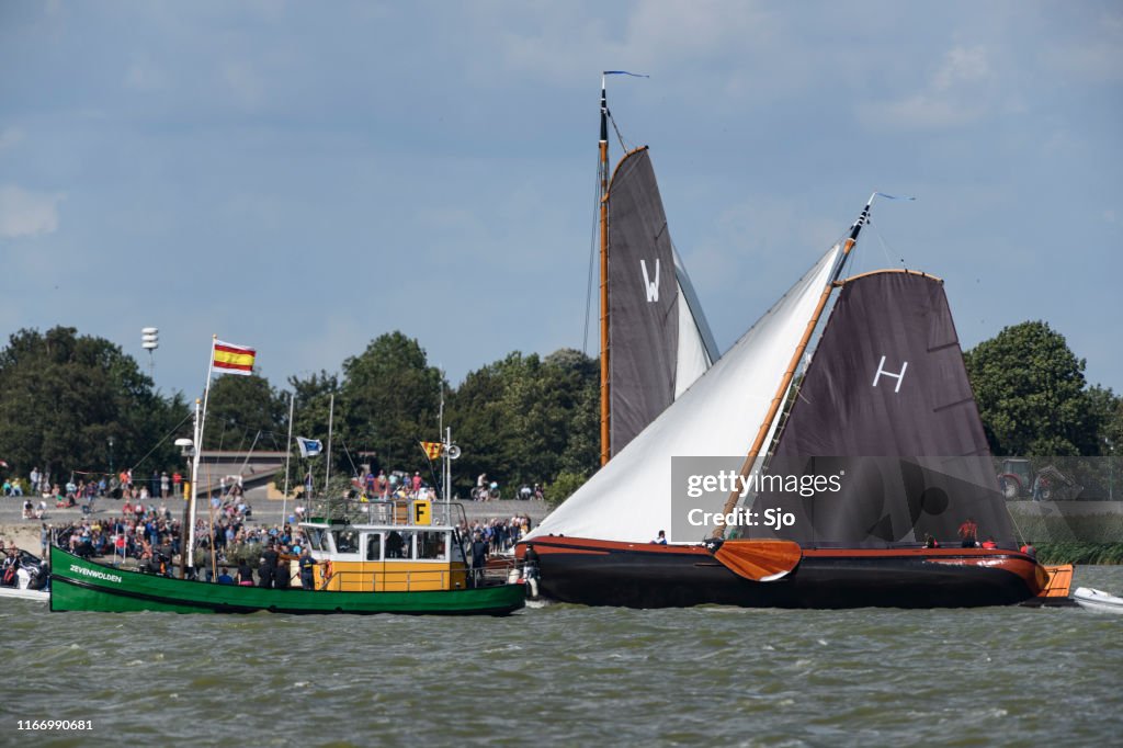 Skétsje de Heerenveen, el Gerben van Manen, barco clásico de vela de La Frisia Tjalk durante el SKS Sk-cheksilen anual de 2019
