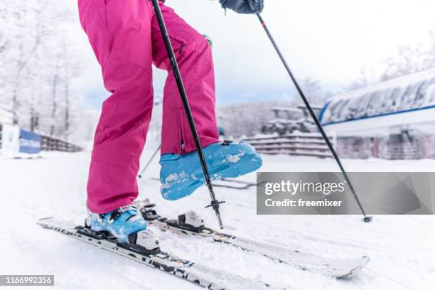 luchten op mijn benen - skischoen stockfoto's en -beelden