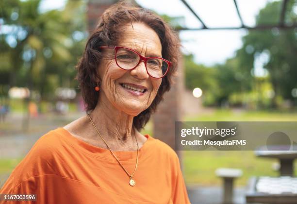 portret van senior vrouw roodharige - pardo brazilian stockfoto's en -beelden