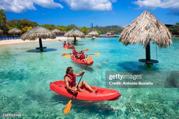 kayaking in the caribbean sea - insel roatan stock-fotos und bilder