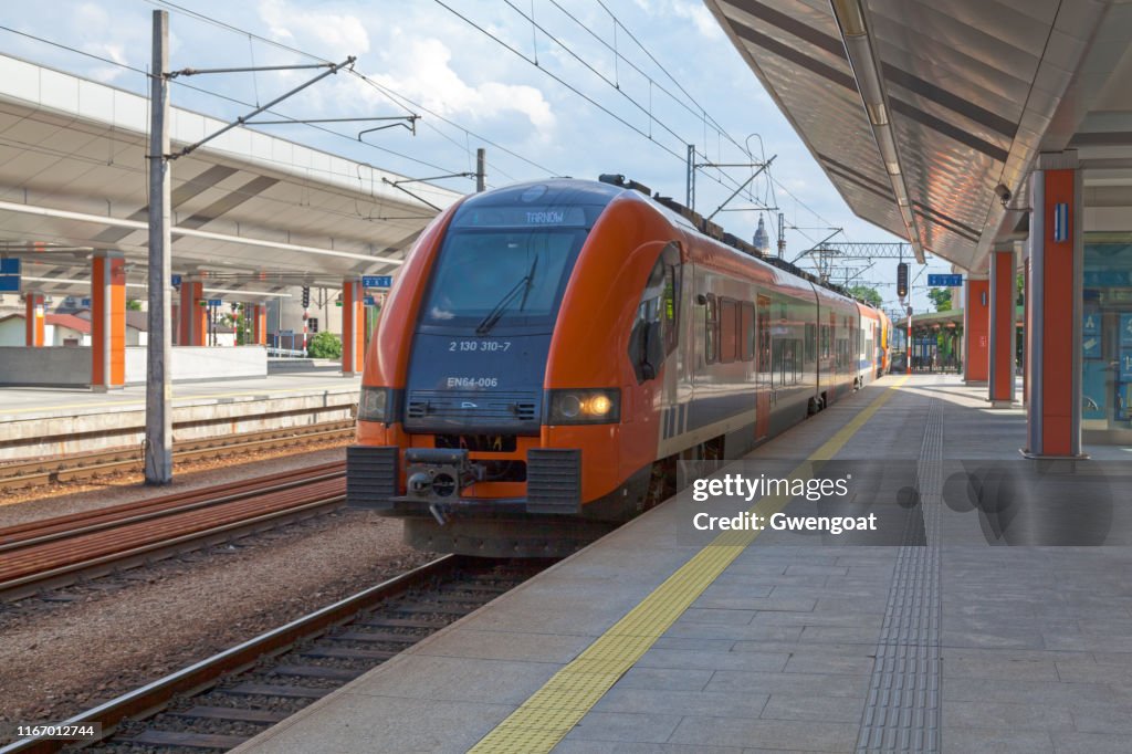 Tren en la estación central de Cracovia