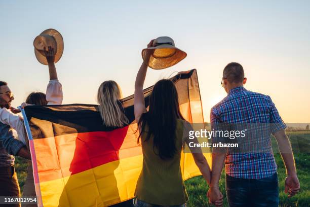 verbreitung der deutschen flagge - german culture stock-fotos und bilder