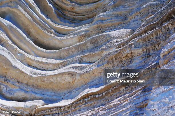 abstract detail of sedimentary rock strata in italy - estrato de roca fotografías e imágenes de stock