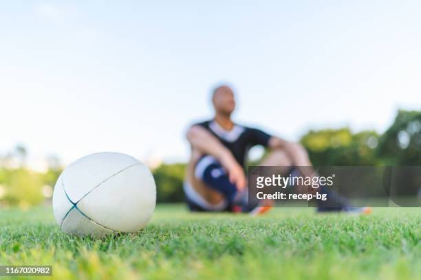 草の上のラグビーボール - ラグビーボール ストックフォトと画像