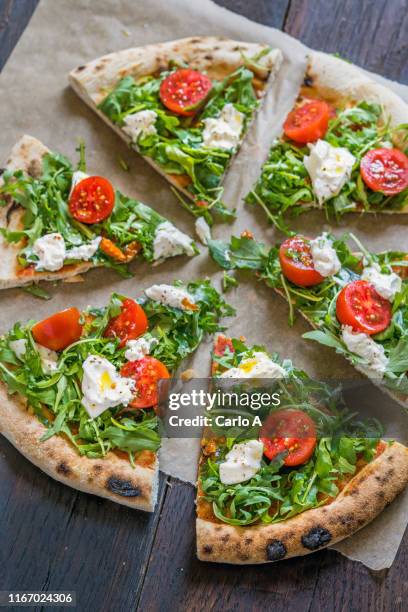 pizza - roquette photos et images de collection