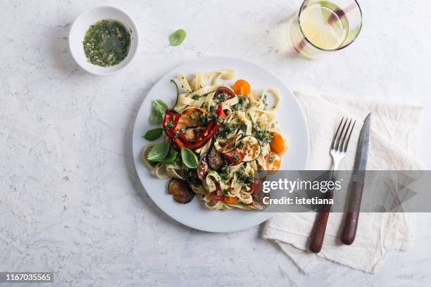 fettucine with roasted  colorful vegetables and parsley  pesto - grill von oben stock-fotos und bilder