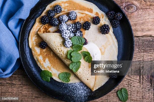 vegetarian breakfast with crepes, fresh blackberries and sour cream - crêpe pancake 個照片及圖片檔