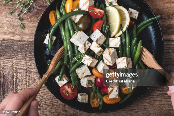 vegan meal, cooking green beans salad with grilled tofu - haricot vert photos et images de collection