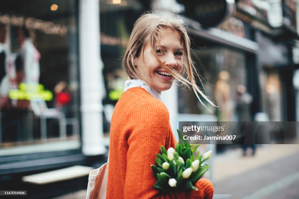 Nederlandse vrouw met tulpen in Utrecht