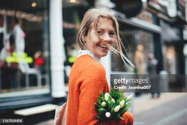 nederlandse vrouw met tulpen in utrecht - utrecht stockfoto's en -beelden