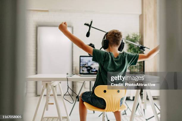 grabación vlog - modo de vida no saludable fotografías e imágenes de stock