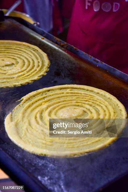 making dosa - dosa imagens e fotografias de stock