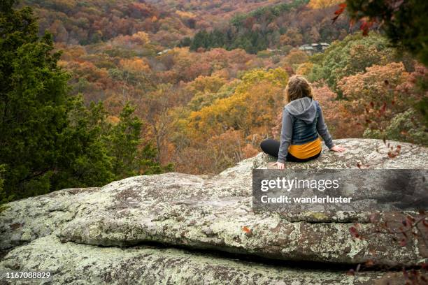 visitare il giardino degli dei in una giornata autunnale - garden of the gods foto e immagini stock