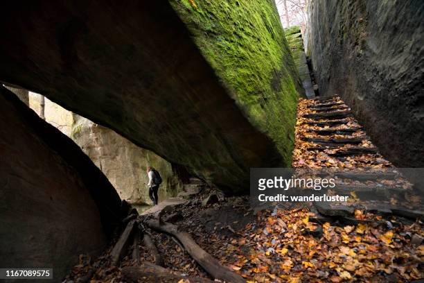 dramatic passage at pounds hollow trail near garden of the gods - geography of illinois stock pictures, royalty-free photos & images