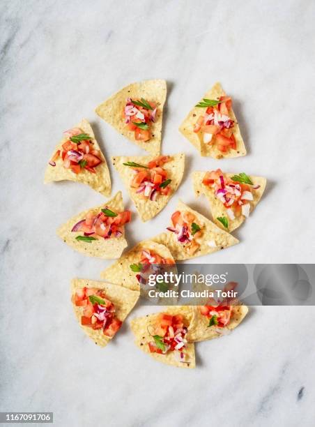 corn chips with salsa on white background - nachos - fotografias e filmes do acervo