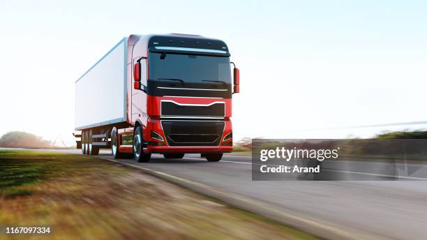 semi-vrachtwagen met trailer rijden op de weg - vrachtwagen stockfoto's en -beelden