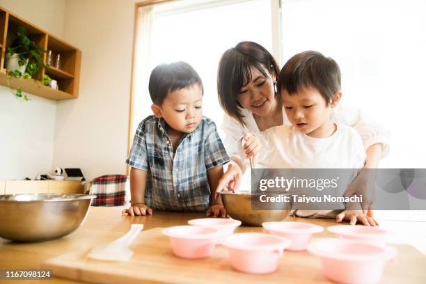 mother and son cooking together - asian mother cooking imagens e fotografias de stock