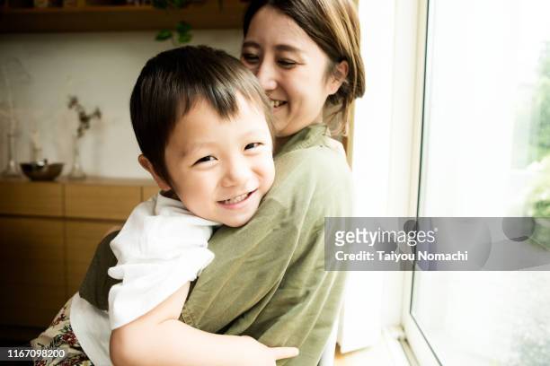 2 years old boy who loves his mother - 2 3 years stockfoto's en -beelden