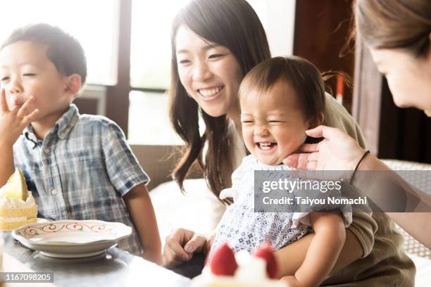 mother and children happily having a snack time - 12 o'clock - fotografias e filmes do acervo