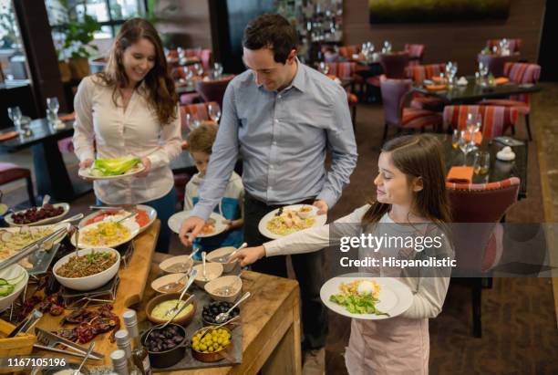 glückliche familie genießt ihren urlaub mit speisen vom buffet in einem luxushotel - pension beherbergungsbetrieb stock-fotos und bilder