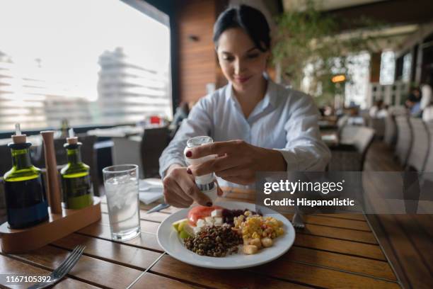 mujer latinoamericana disfrutando de una comida saludable en el restaurante del hotel - sales occupation fotografías e imágenes de stock