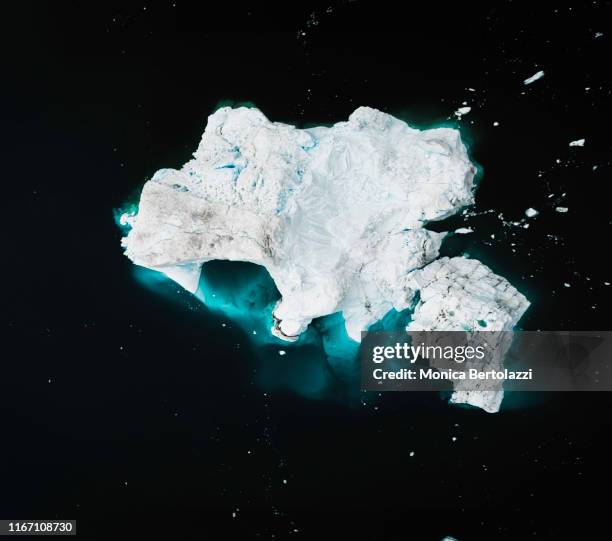 aerial view of icebergs in the arctic ocean - drijfijs stockfoto's en -beelden