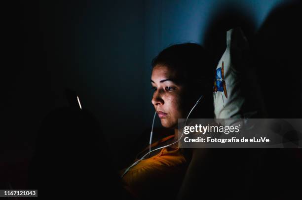 woman using smartphone in the bed - drogados imagens e fotografias de stock
