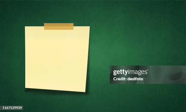 illustrations, cliparts, dessins animés et icônes de une illustration horizontale de vecteur d'une note collante de couleur jaune pâle au-dessus d'une planche verte - tableau d'affichage