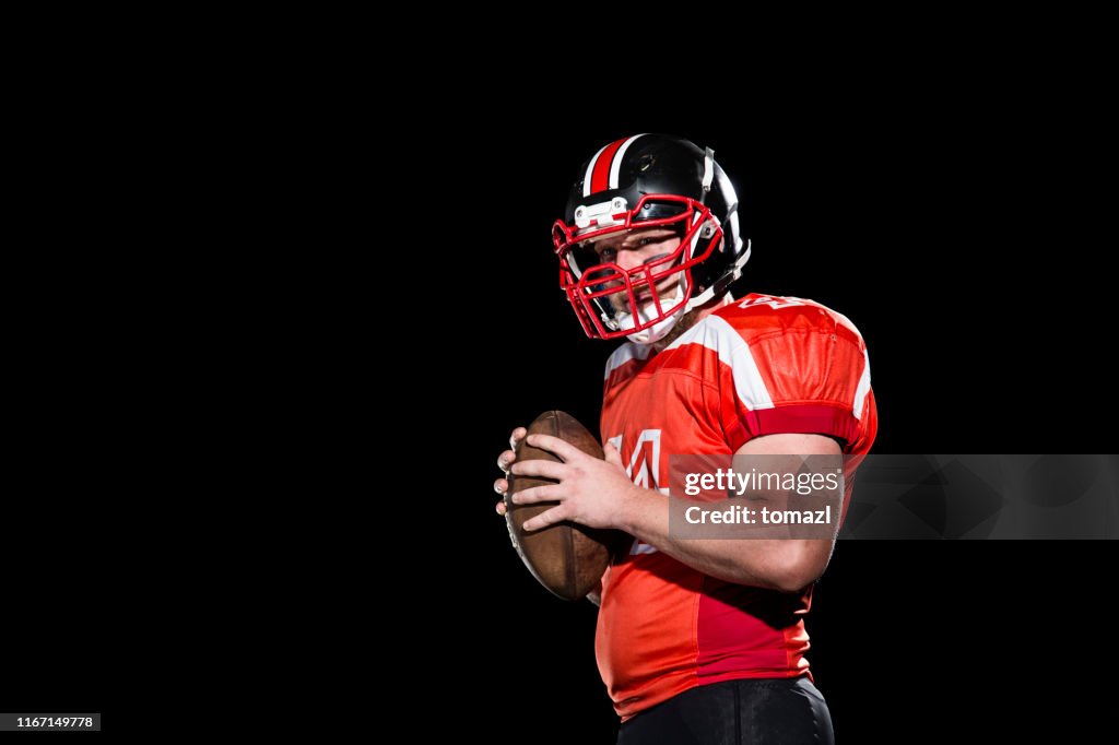 Quarterback-Porträt auf schwarzem Hintergrund