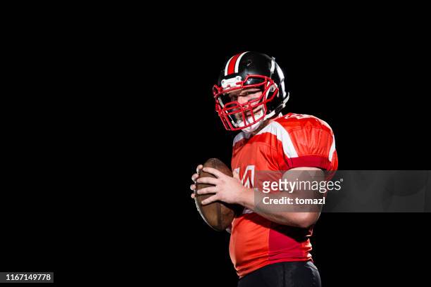 ritratto quarterback su sfondo nero - quarterback foto e immagini stock