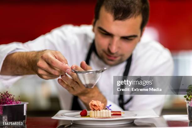 chef setzen etwas zimt mit einem sieb auf einem molekularen teller - molecular gastronomy stock-fotos und bilder