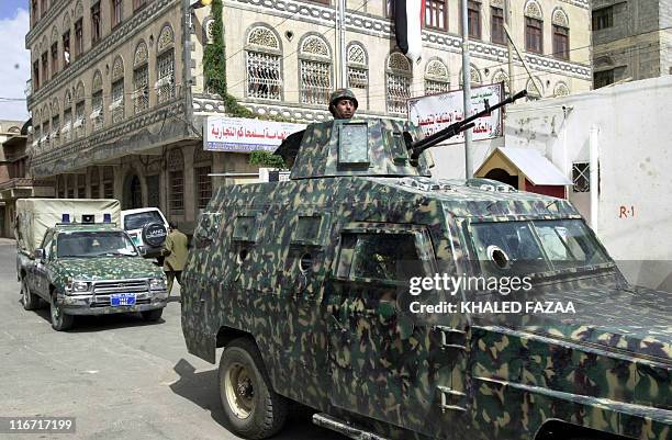 Yemeni security forces guard a court in Sanaa as the verdicts in the trial of six militants charged with the October 2000 bombing of the US Navy...