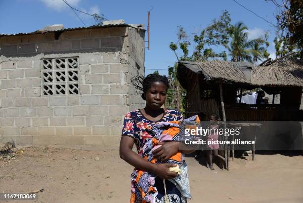 September 2019, Mozambique, Beira: Helena Augusto is standing with her three-week-old baby on her arm in front of her house. The 30-year-old is one...