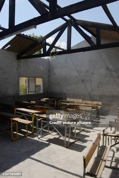 September 2019, Mozambique, Beira: A destroyed classroom of a school. Cyclone "Idai" had destroyed or damaged several schools. Many classrooms cannot...