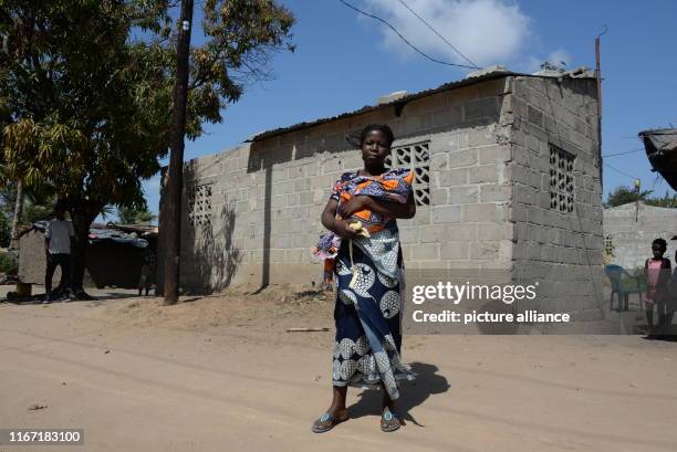 September 2019, Mozambique, Beira: Helena Augusto is standing with her three-week-old baby on her arm in front of her house. The 30-year-old is one...