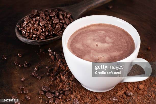 bebida caliente de chocolate - polvo de cacao fotografías e imágenes de stock