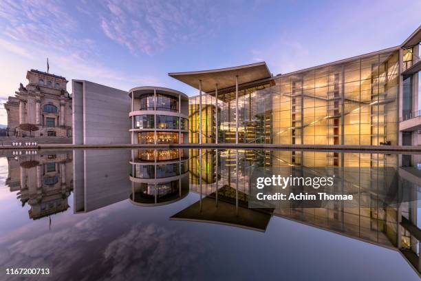 government district, berlin, germany, europe - reichstag berlin nacht stock-fotos und bilder