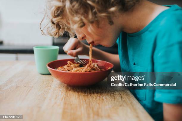 spaghetti bolognese - nourrir photos et images de collection