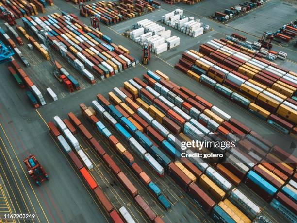 cargo containers bij freight port - wereldhandelsorganisatie stockfoto's en -beelden