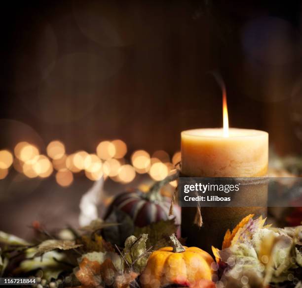 guila de calabaza de otoño y fondo de vela - vela equipo de iluminación fotografías e imágenes de stock