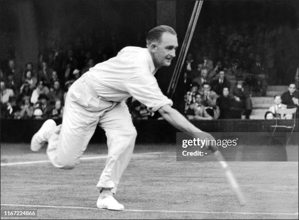 L'Australien Jack Crawford effectue un coup droit le 18 juillet 1936 à Wimbledon, face à l'Allemand Henner Henkel, lors de leur match de Coupe Davis...