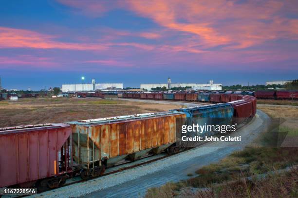 freight trains and grain elevators, kansas - kansas imagens e fotografias de stock