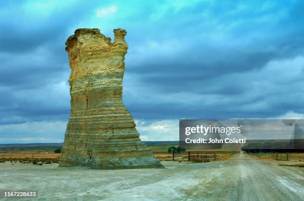 monument rocks, chalk pyramids, 80 million years old, first national natural landmark, kansas - calcário rocha sedimentar imagens e fotografias de stock