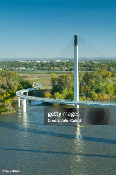 bob kerrey pedestrian bridge, missouri river, omaha, nebraska - iowa v nebraska stock-fotos und bilder