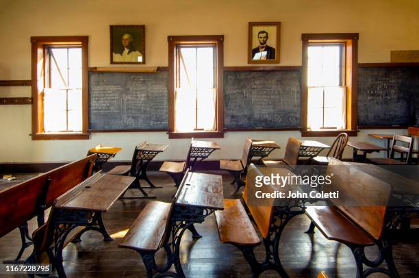 lower fox creek schoolhouse, tallgrass prairie national preserve, flint hills, kansas - escuela rural fotografías e imágenes de stock