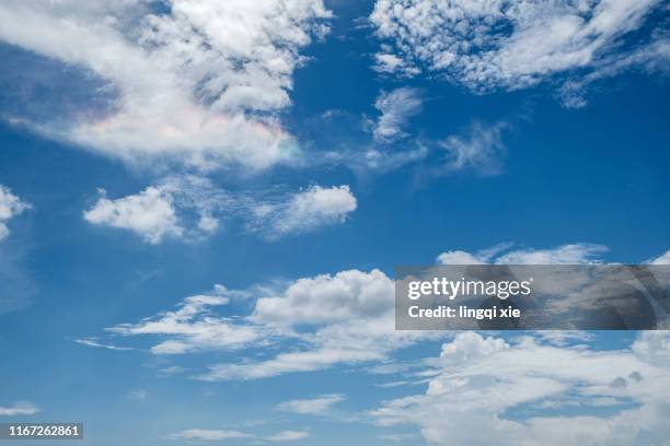 blue sky and white clouds in hangzhou, china before the typhoon - bedeckter himmel stock-fotos und bilder